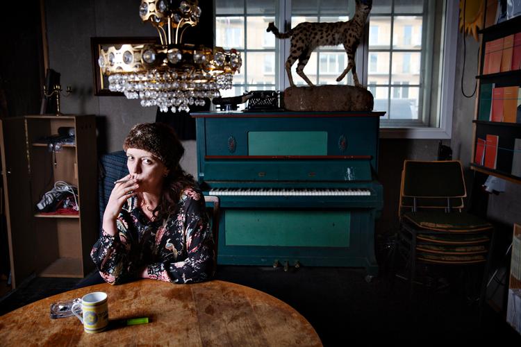  Forfatter Hanne Højgaard Viemose er nomineret til Politikens Litteraturpris for sin tredje roman, 'HHV, FRSHWN'.  Alle tre bøger følger dog den samme hovedperson, Hannah, Anne, Anita eller Hanne, som hun skiftevis kaldes.  Foto: Martin Lehmann/POLFOTO