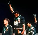 Tommie Smith (i midten) og  John Carlos udtrykte støtte til Black Panthers-gruppen på sejrsskamlen efter 200 meterløbet ved OL i Mexico City i 1968. Peter Norman, der vandt sølv, var  taget med på råd og udtrykte stille støtte til amerikanerne.  Foto: Stf/Ritzau Scanpix