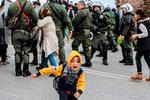 Mandag brugte græsk politi tåregas mod asylsøgere på Lesbos, der protesterede mod en ny lov, der strammer asylproceduren i Grækenland.  Foto: Manolis Lagoutaris/Ritzau Scanpix