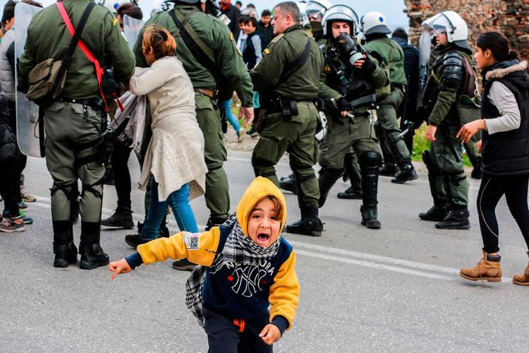 Mandag brugte græsk politi tåregas mod asylsøgere på Lesbos, der protesterede mod en ny lov, der strammer asylproceduren i Grækenland.  Foto: Manolis Lagoutaris/Ritzau Scanpix
