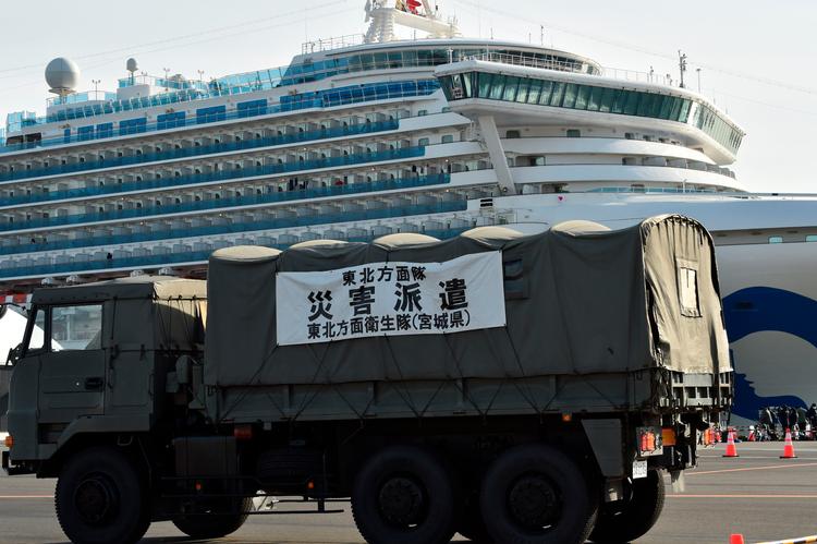 Det japanske forsvars sundhedstjeneste er mobiliseret ved det karantæneramte skib Diamond Princess i Yokohama havn syd for hovedstaden Tokyo. (Photo by Kazuhiro NOGI / AFP)   Foto: Kazuhiro Nogi/Ritzau Scanpix
