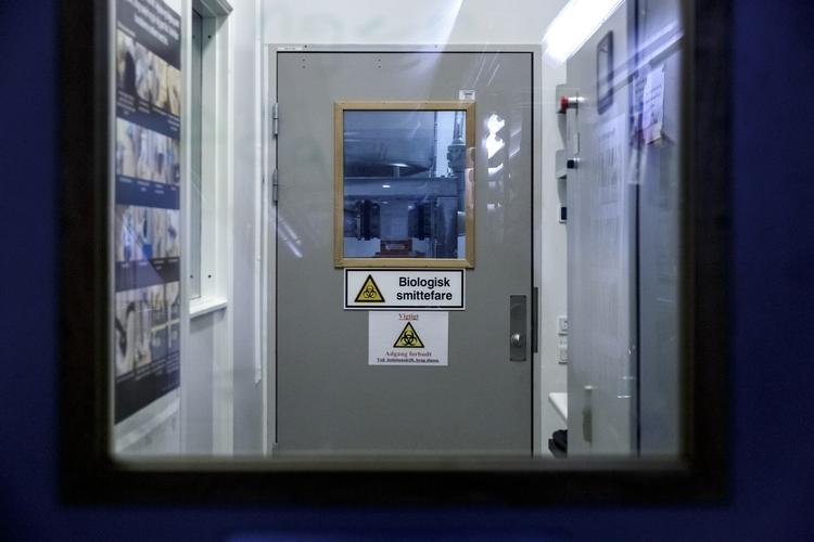 De infektionsmedicinske afdelinger i Aarhus og på Hvidovre Hospital er de to eneste, hvor patienter med de mest alvorlige, potentielt dødelige virusser må behandles, som for eksempel coronavirus. Foto: Mads Nissen/POLFOTO