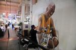 Jonas Never maler et portræt af Kobe Bryant på Grand Central Market i Los Angeles. Nyheden om Kobe Bryants død skabte dyb sorg blandt fans og sportsstjerner.   Foto: Chris Helgren/Ritzau Scanpix