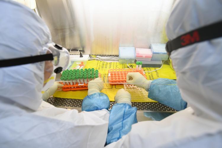 Medarbejdere er i gang med undersøgelser relateret til udbruddet af coronavirus på et laboratorium i Wuhan. Nu er den første amerikaner død som følge af smitte af coronavirus.  Foto: China Daily/Ritzau Scanpix