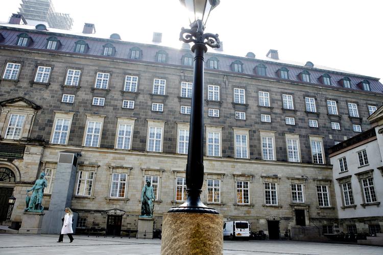 Sent fredag aften blev der kastet en molotovcocktail mod Dronningeporten i Prins Jørgens Gård ved Christiansborg (arkivbillede) Foto: Thomas Borberg/POLFOTO