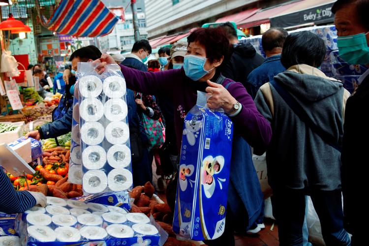 En handlende hamstrer toiletpapir i Hongkong, de rnu har besluttet, at besøgende fra Kina skal isoleres i to uger. Hongkong har registreret 26 smittede af coronavirus.    Foto: Tyrone Siu/Ritzau Scanpix
