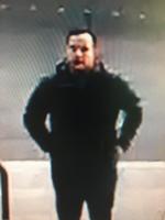 Politiet har på Twitter frigivet fire billeder af en mand, som efterlyses i forbindelse med sagen. Foto: Københavns Politi