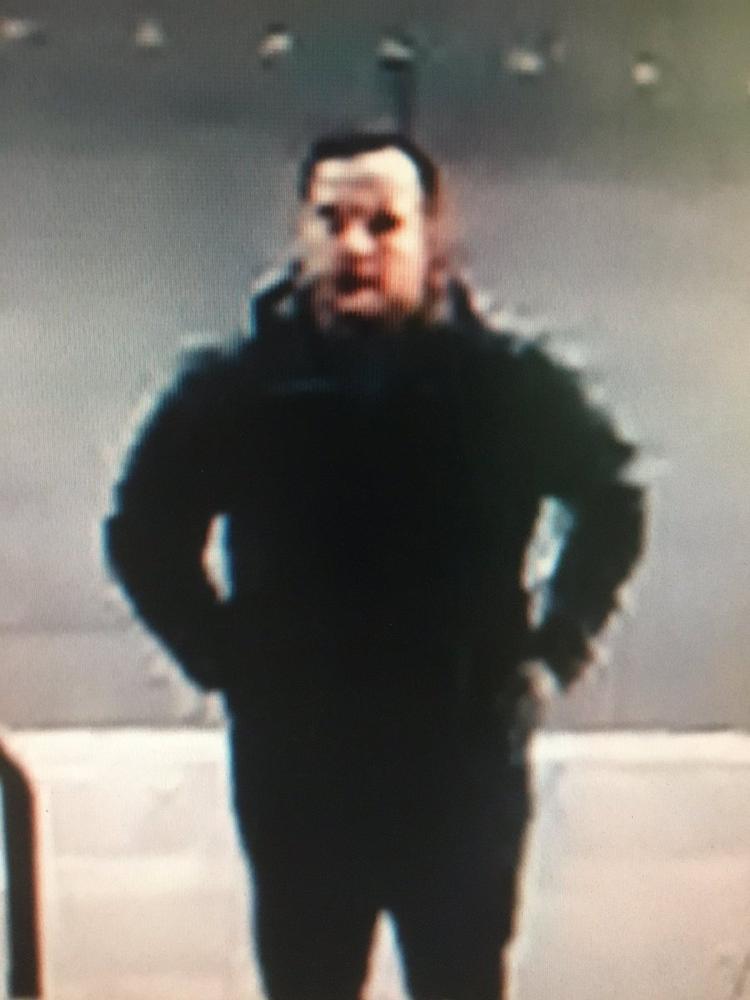 Politiet har på Twitter frigivet fire billeder af en mand, som efterlyses i forbindelse med sagen. Foto: Københavns Politi