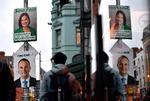 Sinn Feins leder Mary Lou McDonald (øverste plakat) forbindes ikke nær så meget med IRA som tidligere Sinn Fein-topfolk som Gerry Adams og Martin McGuinness Foto: Ben Stansall/Ritzau Scanpix