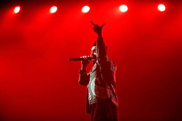 Arven fra Prince, R. Kelly og Michael Jackson er til at høre hos The Weeknd, der faktisk hedder Abel Tesfaye. Selv om han lyder mere kuldsejlet og depraveret. Mere beskidt. Her er han fotograferet til en koncert i Royal Arena.   Foto: Jens Dresling/POLFOTO