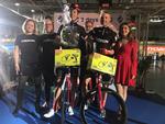 Casper Pedersen (th) og hans hollandske makker Cees Bol hyldes, efter at den unge dansker har sat sin fantastiske benrekord for en omgang på tid med flyvende start. (
Foto: CyclingWorld.dk). 