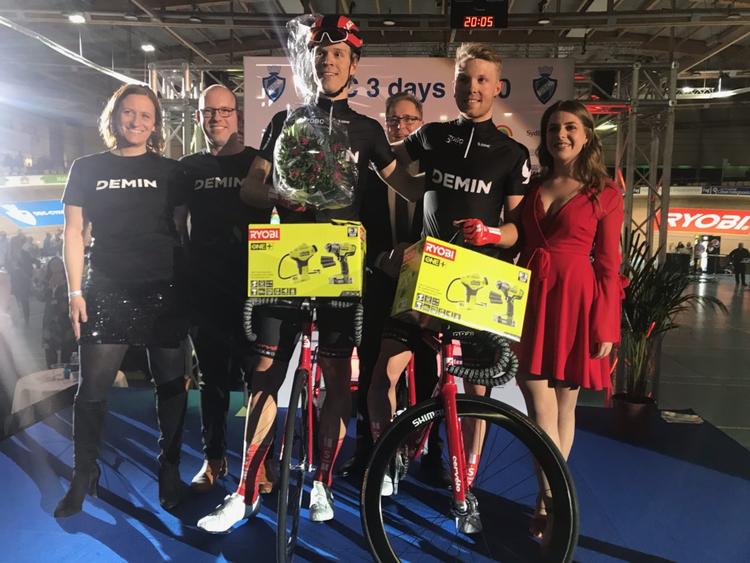 Casper Pedersen (th) og hans hollandske makker Cees Bol hyldes, efter at den unge dansker har sat sin fantastiske benrekord for en omgang på tid med flyvende start. (
Foto: CyclingWorld.dk). 