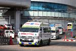 Ambulancer kører sårede væk fra indkøbscentret Terminal 21 i den thailandske by Korat. Foto: Athit Perawongmetha/Ritzau Scanpix