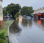 En bil passerer en overrsvømmet gade i  Byron Bay, New South Wales, Australien.  Foto: Ballina Surf/Ritzau Scanpix
