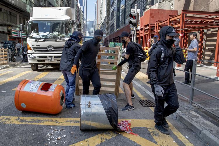 Demonstranter på gaden i Hongkong. Billedet er fra november 2019, da oprøret var på sit højeste. Lørdag blev mange aktivister anholdt i forbindelse med tre måneders dagen for den studerende Alex Chows død. (Arkivbillede) Foto: Jacob Ehrbahn/POLFOTO