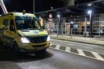 En ambulance forlader lufthavnen i Roskilde. Ti danske borgere blev evakueret fra den virusramte Hubei-provins i Kina. Søndag har endnu syv danskere kurs mod Danmark, efter de er fløjet ud af Wuhan.  Foto: Claus Bech/Ritzau Scanpix