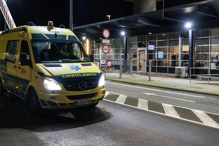 En ambulance forlader lufthavnen i Roskilde. Ti danske borgere blev evakueret fra den virusramte Hubei-provins i Kina. Søndag har endnu syv danskere kurs mod Danmark, efter de er fløjet ud af Wuhan.  Foto: Claus Bech/Ritzau Scanpix