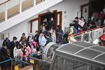 Passagerer kan endelig forlade krydstogtskibet 'World Dream' i Hongkong. 3.600 personer, inklusiv personale, måtte forblive på skibet i dagevis i karantæne.    Foto: Philip Fong/Ritzau Scanpix