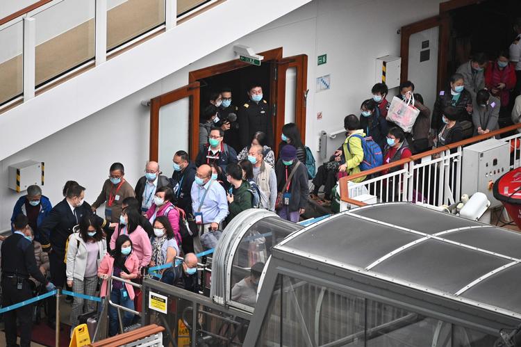 Passagerer kan endelig forlade krydstogtskibet 'World Dream' i Hongkong. 3.600 personer, inklusiv personale, måtte forblive på skibet i dagevis i karantæne.    Foto: Philip Fong/Ritzau Scanpix