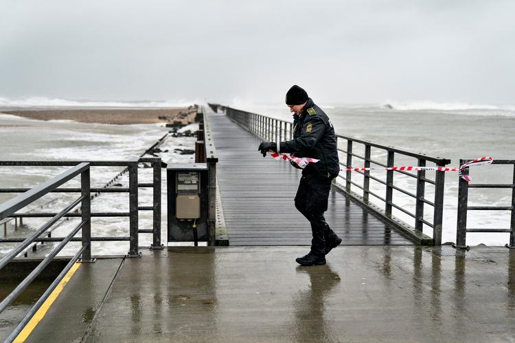 Søndag blev en 41-årig kvinde og en otte-årig dreng skyllet i havet af en bølge, da de gik ved molen i Nørre Vorupør i Nordjylland. Politiet advarer nu mod, at det kan være livsfarligt at færdes på moler langs vestkysten i det heftige blæsevejr søndag, der har ramt særligt hårdt i det vestlige Jylland. 
(Foto: Henning Bagger/Ritzau Scanpix)   Foto: Henning Bagger/Ritzau Scanpix