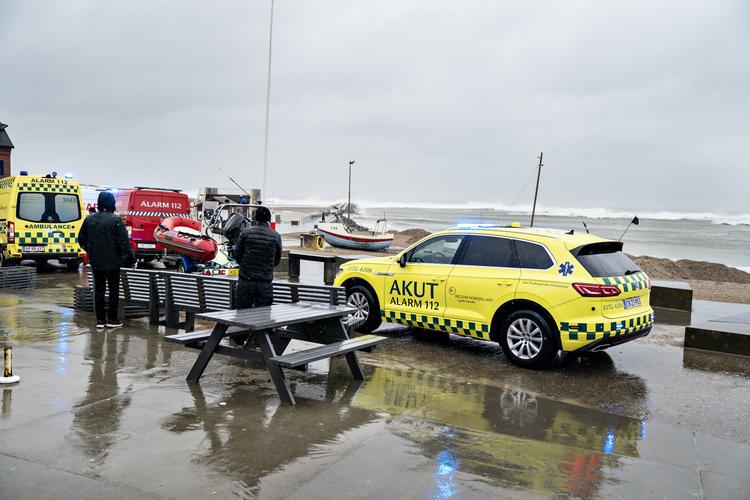 En kvinde og hendes otte-årige søn blev søndag middag reddet, da de i den stærke storm var faldet ned mellem stenene på molen i Nørre Vorupør. Foto: Henning Bagger/Ritzau Scanpix