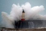 Bølger basker mod fyrtårnet i New Haven søndag under stormen 'Ciara'-    
(Foto af Glyn Kirk / AFP)   Foto: Glyn Kirk/Ritzau Scanpix