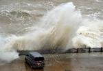 Stormen 'Ciara' kaster søndag bølger ind over New Haven på Englands sydlige kyst. I England og Irland er al offentlig transport lukket, sportsbegivenheder aflyst og mange flyafgange aflyst på grund af stormen. 
(Foto af Glyn Kirk / AFP)   Foto: Glyn Kirk/Ritzau Scanpix