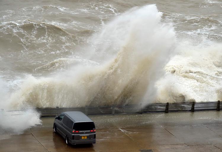 Stormen 'Ciara' kaster søndag bølger ind over New Haven på Englands sydlige kyst. I England og Irland er al offentlig transport lukket, sportsbegivenheder aflyst og mange flyafgange aflyst på grund af stormen. 
(Foto af Glyn Kirk / AFP)   Foto: Glyn Kirk/Ritzau Scanpix
