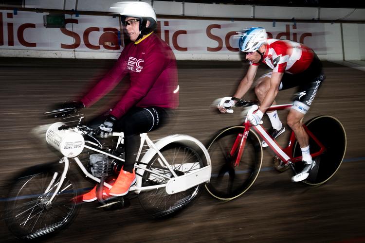 Michael Mørkøv fik lejlighed til at demonstrere sain eminente individuelle kunne, da han med Dan Schwrtz som pacer distancerede konkurrenterne med flere omgange i en dernyafdeling.
 Foto: Niels Christian Vilmann/Ritzau Scanpix