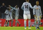 Pione Sisto bliver tiljublet af holdkammeraterne efter sin scoring til 2-1 i La Liga-kampen mod Sevilla. Foto: Miguel Riopa/Ritzau Scanpix