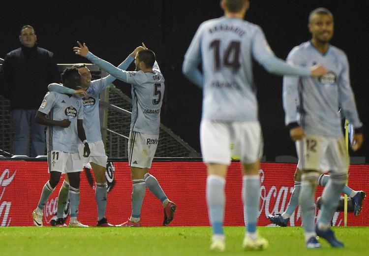 Pione Sisto bliver tiljublet af holdkammeraterne efter sin scoring til 2-1 i La Liga-kampen mod Sevilla. Foto: Miguel Riopa/Ritzau Scanpix