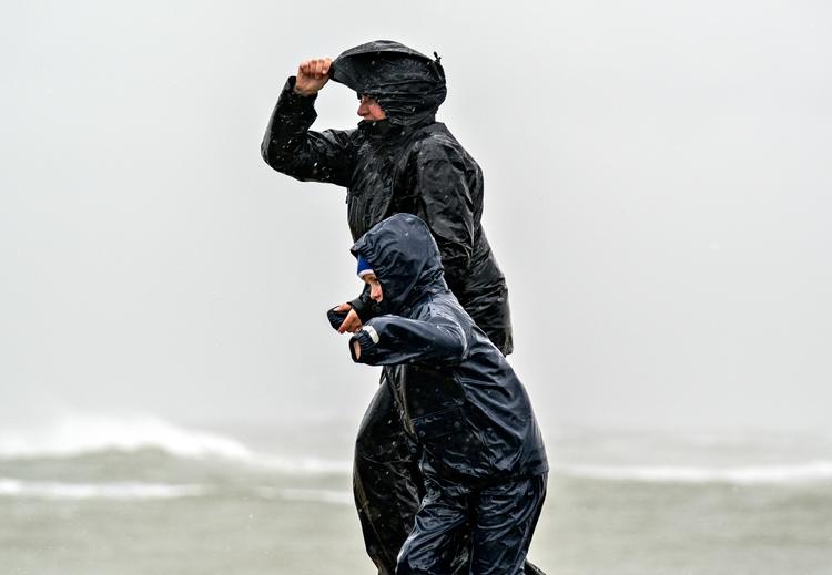 I blandt andet Klitmøller var der brug for fornuftigt tøj under søndagens stormvejr. Foto: Henning Bagger/Ritzau Scanpix