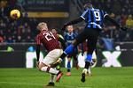 Inters Romelu Lukaku overspringer Simon Kjær og scorer til 4-2 i opgøret mod Milan. Foto: Marco Bertorello/Ritzau Scanpix