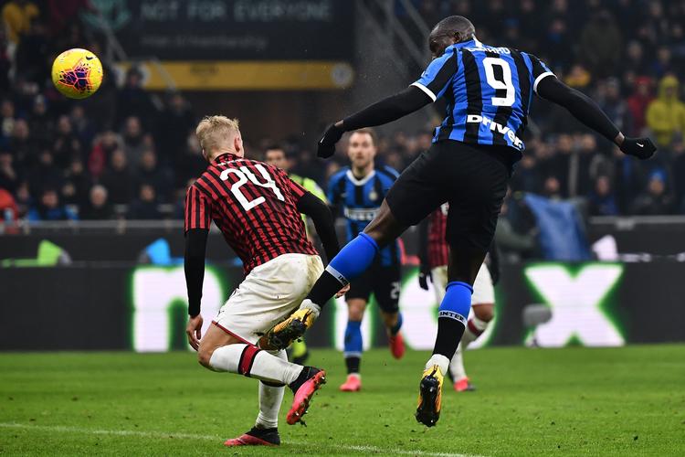 Inters Romelu Lukaku overspringer Simon Kjær og scorer til 4-2 i opgøret mod Milan. Foto: Marco Bertorello/Ritzau Scanpix