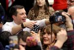 Pete Buttigieg hilser på publikum efter et vælgermøde på Salem High Schooi februar i  New Hampshire. Løbet var noget nær dødt mellem den unge præsidentkandidat og Bernie Sanders i Iowa. Men det var altså Buttigieg, der efter optælling   Foto: Win Mcnamee/Ritzau Scanpix