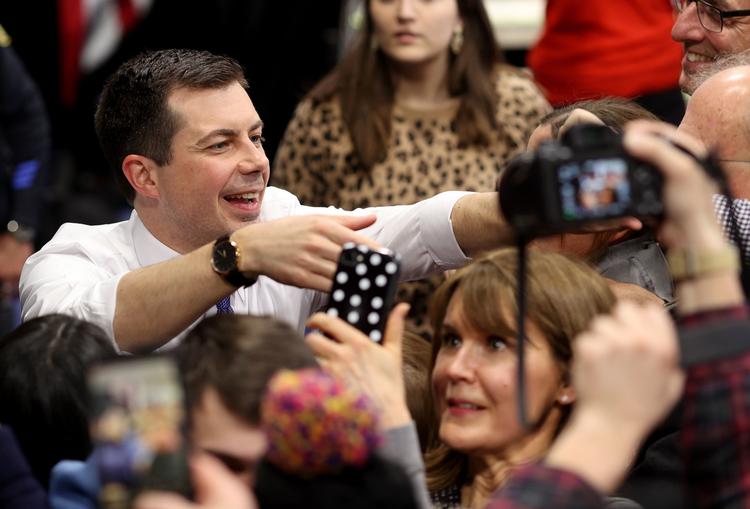 Pete Buttigieg hilser på publikum efter et vælgermøde på Salem High Schooi februar i  New Hampshire. Løbet var noget nær dødt mellem den unge præsidentkandidat og Bernie Sanders i Iowa. Men det var altså Buttigieg, der efter optælling   Foto: Win Mcnamee/Ritzau Scanpix