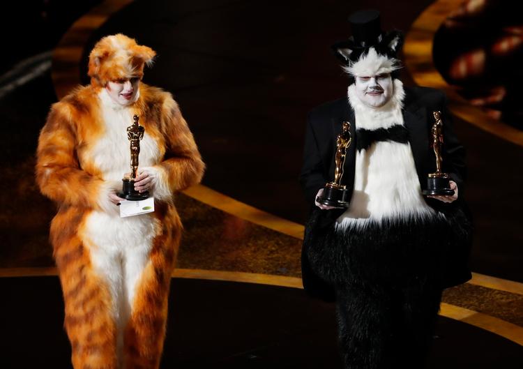 James Corden og Rebel Wilson, der begge spillede med i filmkatastrofen 'Cats', uddelte priserne for Årets Visuelle Effekter. Foto: Mario Anzuoni/Ritzau Scanpix