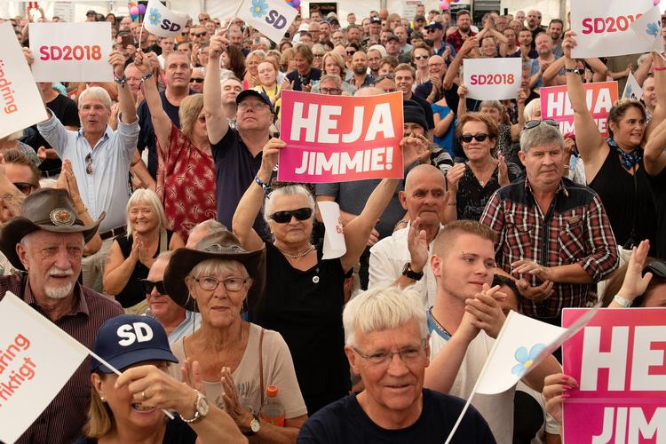 Her ses tilhørere af Sverigedemokraterna ved en tale af partiformand Jimmie Åkesson kort før det svenske riksdagsvalg i september. Arkivfoto Peter Hove Olesen