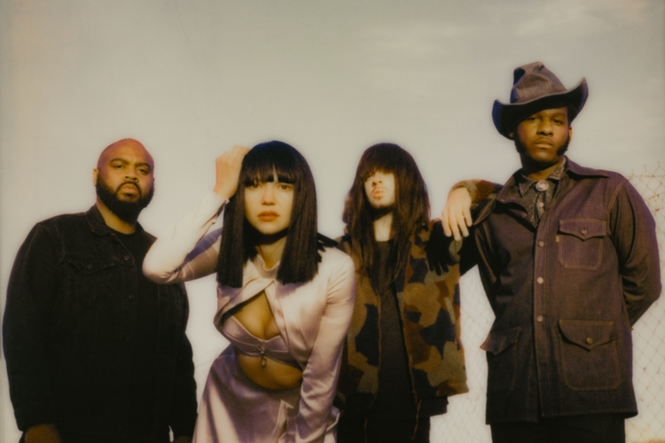Khruangbin og Leon Bridges kommer fra Texas. Nu har de lavet et album sammen. Foto: PR
