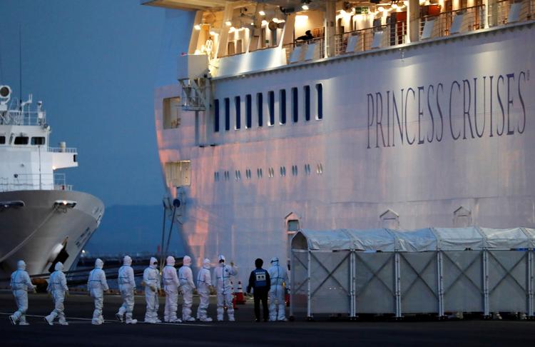 Det er på krydstogtskibet 'The Diamond Princess', der ligger i havn i Yokohama i Japan, at en udbrud af coronavirussen finder sted. 130 personer ombord på skibet er smittet.  Foto: Kim Kyung Hoon/Ritzau Scanpix
