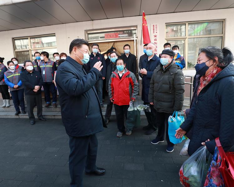  Den kinesiske præsident, Xi Jinping, havde selv maske for ansigtet, da han mandag bl.a. besøgte et sundhedscenter og et hospital i Beijing. Foto: Xinhua/Ritzau Scanpix