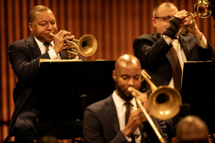 Wynton Marsalis (øverst til venstre) og medlemmer af hans Jazz at Lincoln Center Orchestra fotograferet i DR Koncerthuset. Foto: Mikkel Hørlyck/POLFOTO