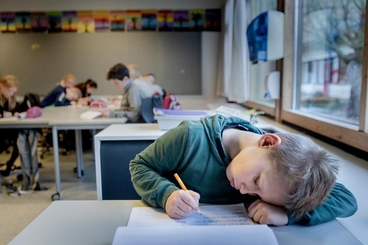Selvom Alexander Pedersen fra 4.b. ikke synes, at skrivekursus er det mest spændende i løbet af skoledagen, sidder han koncentreret henover sit hæfte og prøver at skrive så pænt som muligt.  Foto: Mads Nissen/POLFOTO