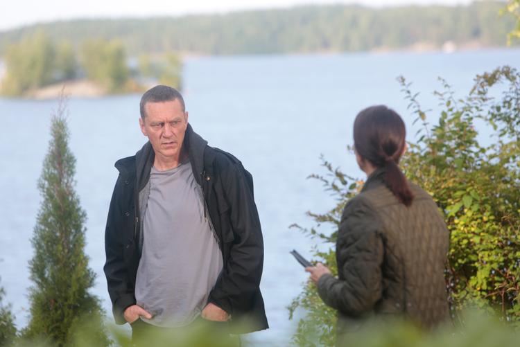 Sorjonen og hans 'Bordertown'-makker slår deres folder ved Europas fjerdestørste sø, Saimaa. Foto: Netflix