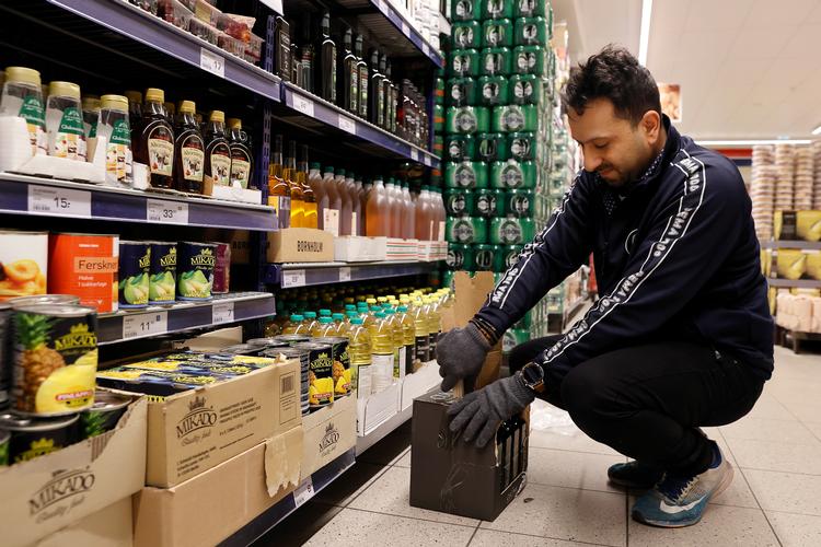 Danske virksomheder ansætter flere ikke-vestlige indvandrere end tidligere. Tarek Alomar er en af dem. Han arbejder i Rema 1000 i Nærum. Foto: Jens Dresling Foto: Jens Dresling/POLFOTO