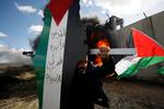 En demonstrant bærer en model af et kort med farverne på det palæstinensiske flag, hvor der står 'Jerusalem er den evige hovedstad i Palæstina'.    Foto: Mohamad Torokman/Ritzau Scanpix