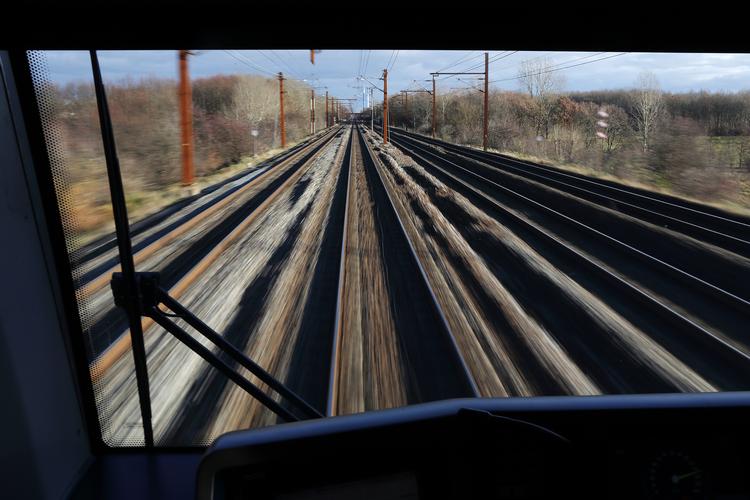 Transportministeren vil undersøge, om skinnerne på Østbanen ved Køge skal fjernes og tog erstattes af busser. Foto: Jens Dresling/POLFOTO