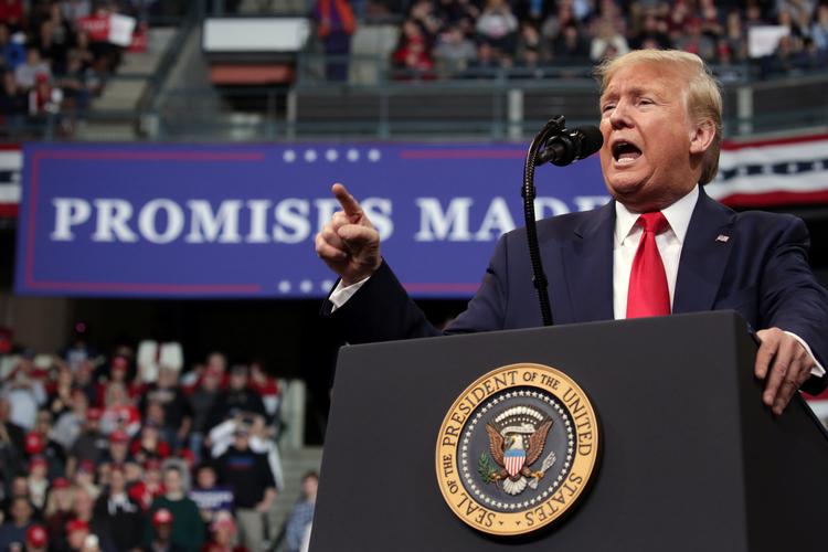 Donald Trump kunne ikke nære sig for at afholde et velbesøgt vælgermøde i New Hampshire mandag, midt under Demokraternes primærvalgkamp i staten. Foto: Jonathan Ernst/Ritzau Scanpix