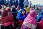 Rohingya-flygtninge venter i et bådområde ved Teknaf efter skibsforliset. Foto: Str/Ritzau Scanpix
