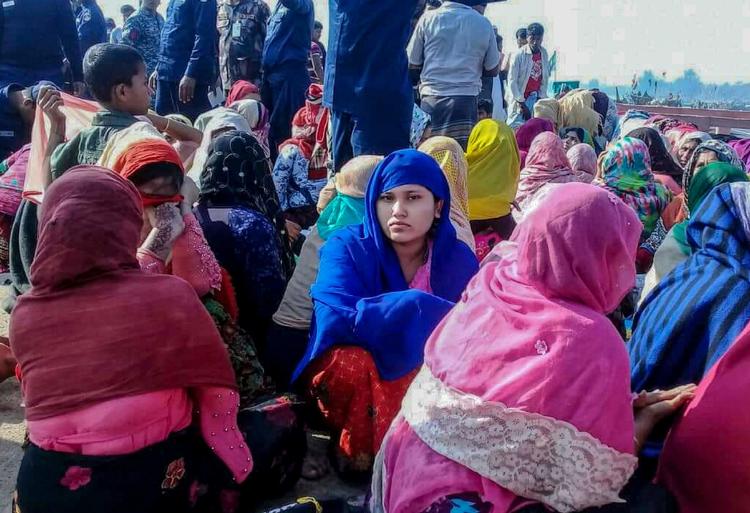 Rohingya-flygtninge venter i et bådområde ved Teknaf efter skibsforliset. Foto: Str/Ritzau Scanpix